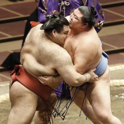 Bilder des Jahres 2020, Sport 11 November Sport Themen der Woche KW46 Sport Bilder des Tages November Grand Sumo Tournament Ozeki Shodai (R) and Takayasu fight on the third day of the November Grand Sumo Tournament at Tokyo s Ryogoku Kokugikan on Nov. 10, 2020. 