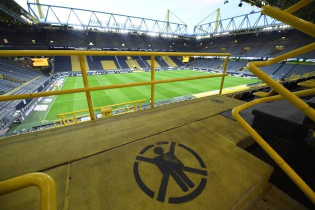 Borussia Dortmund FC Bayern München 07 11 2020 closed for spectators, Signal Iduna Park Foto Witters Poolfoto VIA Horstmüller GmbH Borussia Dortmund FC Bayern München 07 11 2020 closed for spectators, Signal Iduna Park Only for editorial use National and international News Agencies OUT Copyright for journalistic purposes only According to the regulations of the DFL Deutsche Fußball Liga it is prohibited to exploit or have exploited in the stadium and or the match photographs taken in the form of sequence images and or video-like photo series DFL REGULATIONS PROHIBIT ANY USE OF PHOTOGRAPHS AS IMAGE SEQUENCES AND OR QUASI VIDEO Dortmund Nordrhein Westfalen NRW BRD Germany Poolfoto WITTERS Poolfoto VIA Horstmüller ,EDITORIAL USE ONLY Dortmund Nordrhein-Westfalen NRW BRD Deutschland