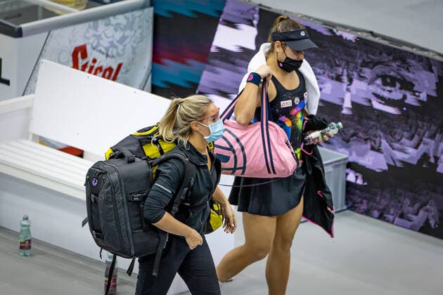 TENNIS - WTA, Tennis Damen Upper Austria Ladies Linz LINZ,AUSTRIA,10.NOV.20 - TENNIS - WTA Tour, Upper Austria Ladies Linz. Image shows Julia Grabher (AUT) with medic. Keywords: injury. GEPAxpictures xManfredxBinder