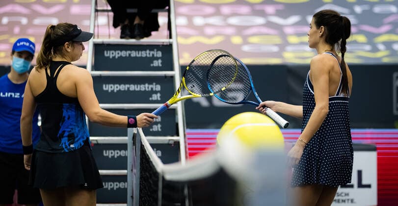 November 10, 2020, Linz, AUSTRIA: Julia Grabher of Austria & Sorana Cirstea of Romania at the net after the first round at the 2020 Upper Austria Ladies Linz WTA, Tennis Damen International tennis tournament Linz AUSTRIA - ZUMAa181 20201110_zaa_a181_154 Copyright: xRobxPrangex