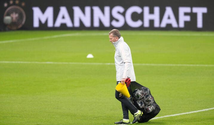 Training Germany 10 11 2020 Leipzig, 10 11 2020, football, Red Bull Arena, training of the German national team on the eve of the test international match, Germany GER vs. Czech Republic CZE , Im Bild Goalkeeper Coach Andreas Köpfe Koepke, Germany , According to the regulations of the DFB Deutscher Fussballbund it is prohibited to use or have used in the stadium and or from the game made photos in the form of sequential images and or video-like photo series,