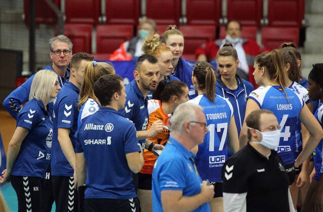 08 11 20 Allianz MTV Stuttgart SC Potsdam Germany, Stuttgart, 08 11 2020, Volleyball, Women, Bundesliga, Allianz MTV Stuttgart SC Potsdam Giannis Athanasopoulos Trainer Allianz MTV Stuttgart