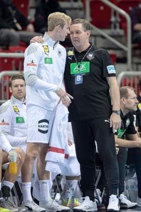 Coach Alfred GISLASON GER on the sidelines talking to Marian MICHALCZIK GER, has a hand on his shoulder, whole figure, whole body, Gf Handball, Mens European Championship Qualification 1 Matchday Germany GER Bosnia Herzegovina BIH 25 21, in Duesseldorf Germany on 05 11 2020