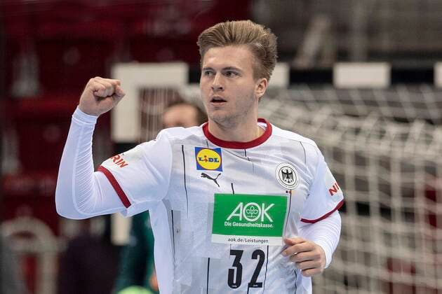 Franz SEMPER GER half figure, half figure, hf, balls the fist cheering handball international match European Mens Championship qualification 1 matchday Germany GER Bosnia Herzegovina BIH 25 21, in Duesseldorf Germany on 05 11 2020