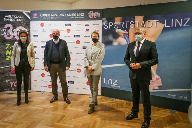 TENNIS - WTA, Tennis Damen Upper Austria Ladies Linz LINZ,AUSTRIA,11.NOV.20 - TENNIS - WTA Tour, Upper Austria Ladies Linz. Image shows vice major Karin Hoerzing (Linz), president Peter Reichl, Sandra Reichl (Upper Austria Ladies), mayor Klaus Luger (Linz). GEPAxpictures xManfredxBinder