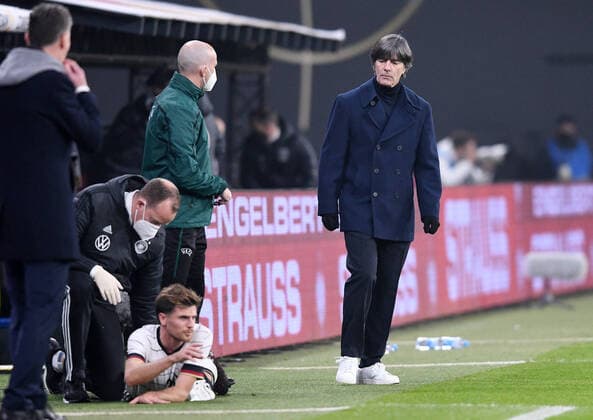 Football International Test Match in Leipzig 11 11 2020 Germany Czech Republic Coach Joachim Loew re, Germany observes the injured Jonas Hofmann li, Germany