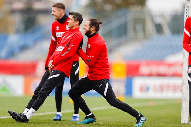 Bilder des Jahres 2020, Sport 11 November Sport Themen der Woche KW46 Sport Bilder des Tages 12.11.2020 CHORZOW, CICHA, STADION RUCH CHORZOW PILKA NOZNA (FOOTBALL) TRENING REPREZENTACJI POLSKI NZ ROBERT LEWANDOWSKI, GRZEGORZ KRYCHOWIAK FOTO LUKASZ GROCHALA CYFRASPORT NEWSPIX.PL --- Newspix.pl  20201112CSLG0003