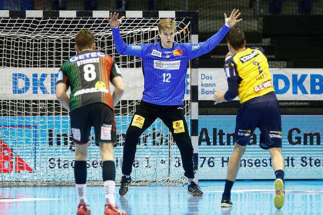 11 11 2020, xtgx, Handball Liqui Moly HBL, SC Magdeburg Rhein Neckar Loewen emspor, from l Tobias Thulin Magdeburg, 12 in the seven-meter game against Andy Schmid Rhein Neckar Loewen, 2 GETEC Arena