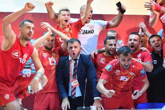 Bilder des Jahres 2020, Sport 11 November Sport Themen der Woche KW46 Fußball, EM Quali Playoffs, Georgien - Nordmazedonien (201113) -- TBILISI, Nov. 13, 2020 -- Players of North Macedonia celebrate the victory after the UEFA European qualifiers play-off football match between Georgia and North Macedonia in Tbilisi, Georgia, Nov. 12, 2020. North Macedonia won 1-0. (Photo by Tamuna Kulumbegashvili Xinhua) (SP)GEORGIA-TBILISI-FOOTBALL-UEFA European Championship, EM, Europameisterschaft PLAY OFFS LixMing 