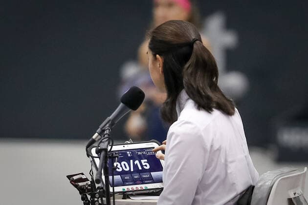 TENNIS - WTA, Tennis Damen Upper Austria Ladies Linz LINZ,AUSTRIA,13.NOV.20 - TENNIS - WTA Tour, Upper Austria Ladies Linz. Image shows the referee with the scoretablet. GEPAxpictures xManfredxBinder