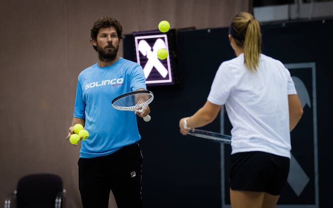 November 13, 2020, Linz, AUSTRIA: Emiliano Redondi, coach of Nadia Podoroska, during practice at the 2020 Upper Austria Ladies Linz WTA, Tennis Damen International tennis tournament Linz AUSTRIA - ZUMAa181 20201113_zaa_a181_021 Copyright: xRobxPrangex