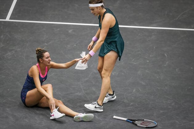 TENNIS - WTA, Tennis Damen Upper Austria Ladies Linz LINZ,AUSTRIA,13.NOV.20 - TENNIS - WTA Tour, Upper Austria Ladies Linz. Image shows Arena Sabalenka (BLR) with ice for Oceane Dodin (FRA). Keywords: injury GEPAxpictures xManfredxBinder