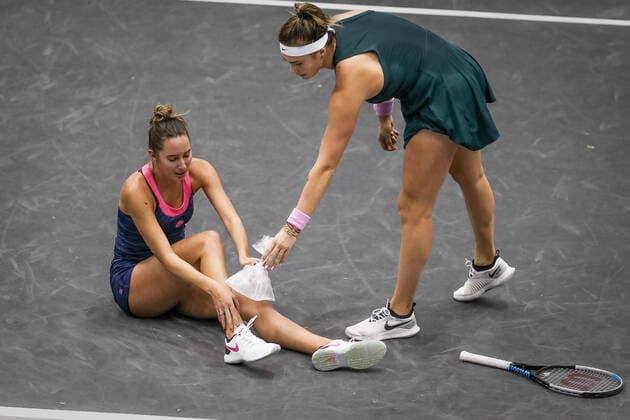 TENNIS - WTA, Tennis Damen Upper Austria Ladies Linz LINZ,AUSTRIA,13.NOV.20 - TENNIS - WTA Tour, Upper Austria Ladies Linz. Image shows Arena Sabalenka (BLR) with ice for Oceane Dodin (FRA). Keywords: injury GEPAxpictures xManfredxBinder