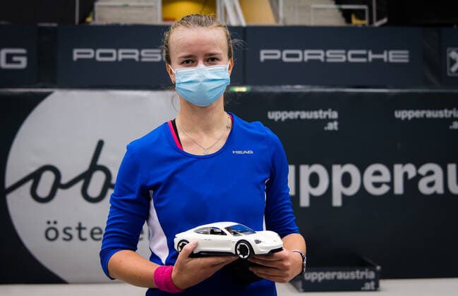 November 13, 2020, Linz, AUSTRIA: Barbora Krejcikova of the Czech Republic plays with the Porsche Taycan RC car at the 2020 Upper Austria Ladies Linz WTA, Tennis Damen International tennis tournament Linz AUSTRIA - ZUMAa181 20201113_zaa_a181_147 Copyright: xRobxPrangex