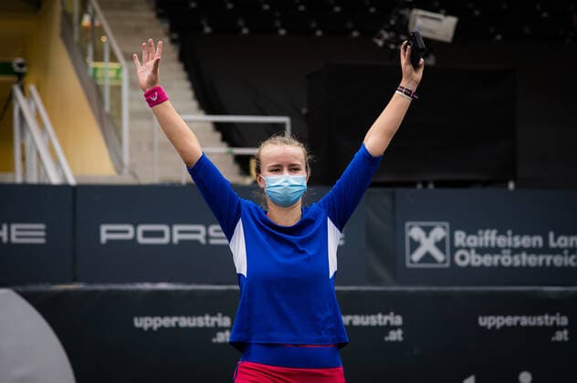 November 13, 2020, Linz, AUSTRIA: Barbora Krejcikova of the Czech Republic plays with the Porsche Taycan RC car at the 2020 Upper Austria Ladies Linz WTA, Tennis Damen International tennis tournament Linz AUSTRIA - ZUMAa181 20201113_zaa_a181_151 Copyright: xRobxPrangex