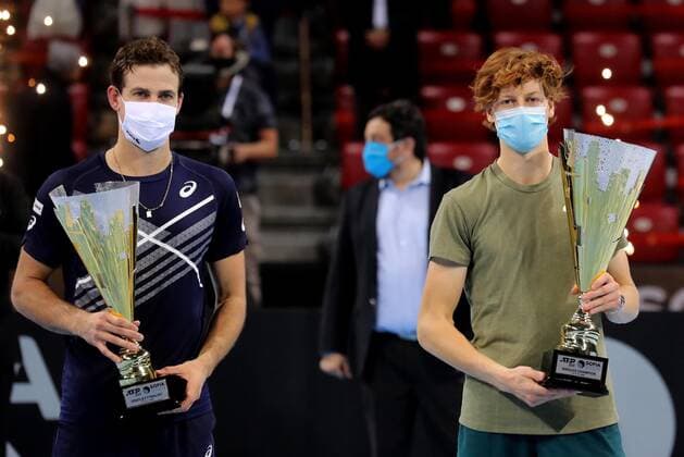 IPP20201114 Tennis: ATP, Tennis Herren 250 Sofia Open 2020, Jannik Sinner diventa il piÃ¹ giovane italiano di sempre a conquistare un titolo Atp. L™altoatesino ha battuto il canadese Vasek Pospisil per 6-4 3-6 7-6 (3) vincendo il primo titolo della carriera (Verwendung nur in Deutschland - GERMANY ONLY) *** IPP20201114 Tennis ATP 250 Sofia Open 2020, Jannik Sinner diventa il piÃ¹ giovane italiano di sempre a conquistare un titolo Atp L™altoatesino ha battuto il canadese Vasek Pospisil per 6 4 3 6 7 6 3 vincendo il primo titolo della carriera Use only in Germany GERMANY ONLY 