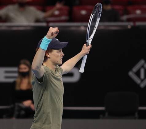 IPP20201114 Tennis: ATP, Tennis Herren 250 Sofia Open 2020, Jannik Sinner diventa il piÃ¹ giovane italiano di sempre a conquistare un titolo Atp. L™altoatesino ha battuto il canadese Vasek Pospisil per 6-4 3-6 7-6 (3) vincendo il primo titolo della carriera (Verwendung nur in Deutschland - GERMANY ONLY) *** IPP20201114 Tennis ATP 250 Sofia Open 2020, Jannik Sinner diventa il piÃ¹ giovane italiano di sempre a conquistare un titolo Atp L™altoatesino ha battuto il canadese Vasek Pospisil per 6 4 3 6 7 6 3 vincendo il primo titolo della carriera Use only in Germany GERMANY ONLY 