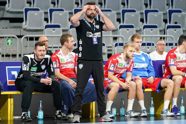 Florian Kehrmann Coach, Head Coach, TBV Lemgo , gives instructions, gesticulate, gesticulate with the arms, gives instructions, gesticulate, single frame, action, action, looking disappointed, disappointment, frustration, disappointed, pessimistic, 14 11 2020, Mannheim Germany , Handball, Bundesliga, Rhein Neckar Löwen TBV Lemgo Lippe xozx