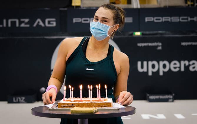 November 14, 2020, Linz, AUSTRIA: Aryna Sabalenka of Belarus receives a cake after entering the Top 10 by winning the semi-final of the 2020 Upper Austria Ladies Linz WTA, Tennis Damen International tennis tournament against Barbora Krejcikova of the Czech Republic Linz AUSTRIA - ZUMAa181 20201114_zaa_a181_065 Copyright: xRobxPrangex