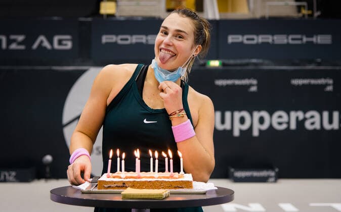 Sport Bilder des Tages November 14, 2020, Linz, AUSTRIA: Aryna Sabalenka of Belarus receives a cake after entering the Top 10 by winning the semi-final of the 2020 Upper Austria Ladies Linz WTA, Tennis Damen International tennis tournament against Barbora Krejcikova of the Czech Republic Linz AUSTRIA - ZUMAa181 20201114_zaa_a181_066 Copyright: xRobxPrangex