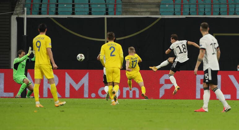 Leon Goretzka Cross to 2 1 goal by Timo Werner Sport Football UEFA Nations League international match National Team DFB Men Season 2020 2021 14 11 2020 Germany GER vs Ukraine UKR Ghost game because of Corona Covid 19 DFL regulations prohibit any use of photographs as image sequences and or quasi video