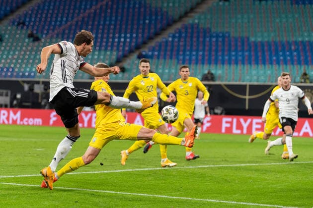 Football Brunswick 14 11 2020 International Mens International Mens DFB UEFA Nations League Germany GER Ukraine UKR Presentation of the goal for 2 1 Leon Gretzka Germany, No 18 Timo Werner Germany, No 09 re