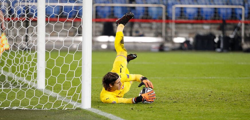 Foto Manuel Geisser 14.11.2020 Basel : St.Jakob Park Basel Saison 2020 2021 Herren Fussball Nations League Schweiz - Spanien Torwart Yann Sommer hält den 2. Elfmeter von Sergio Ramos (Spanien) *** Photo Manuel Geisser 14 11 2020 Basel St Jakob Park Basel Season 2020 2021 Mens Football Nations League Switzerland Spain Goalkeeper Yann Sommer holds the 2 penalty kick by Sergio Ramos Spain 