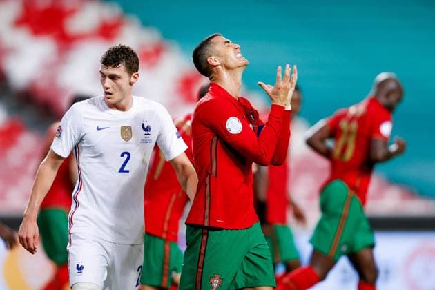Sport Bilder des Tages 14th November 2020, The Est& xe1;dio da Luz, Lisbon, Portugal; Nations League International football, Portugal versus France; Cristiano Ronaldo of Portugal looks up as he misses a good scoring chance  ActionPlus12247188 DiogoxPinto
