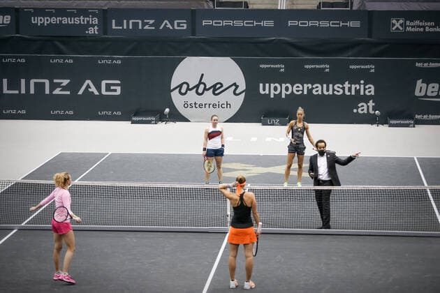 TENNIS - WTA, Tennis Damen Upper Austria Ladies Linz LINZ,AUSTRIA,15.NOV.20 - TENNIS - WTA Tour, Upper Austria Ladies Linz, final. Image shows Lucie Hradecka,Katerina Siniakova (CZE), Arantxa Rus (NED), Tamara Zidansek (SLO) and the chair umpire Kader Nouni.. GEPAxpictures xManfredxBinder