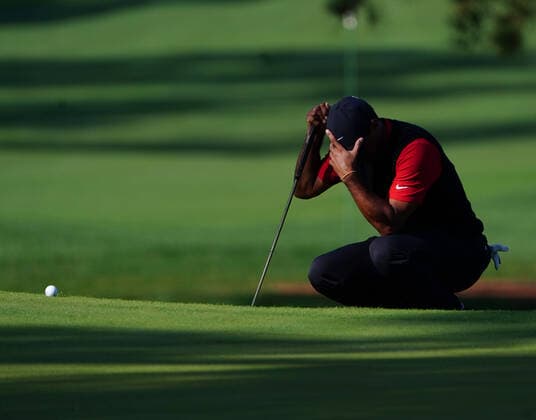 Tiger Woods lines up a putt on the 7th hole in the final round of the 2020 Masters golf tournament at Augusta National Golf Club in Augusta, Georgia on Sunday, November 15, 2020.  AUG20201115820 KevinxDietsch