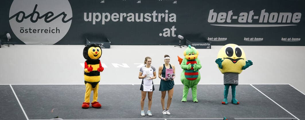 TENNIS - WTA, Tennis Damen Upper Austria Ladies Linz LINZ,AUSTRIA,15.NOV.20 - TENNIS - WTA Tour, Upper Austria Ladies Linz, final, award ceremony. Image shows Elise Mertens (BEL) and Aryna Sabalenka (BLR). Keywords: trophy GEPAxpictures xManfredxBinder