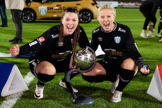 201115 Gothenburgs Pauline Hammarlund and Rebecka Blomqvist rejoice with Crown Princess Victorias trophy after the football match in the Damallsvenskan between Kopparbergs Gothenburg and Vittsjö on 15 November 2020 in Gothenburg,  Copyright: MICHAELxERICHSEN BB201115MI101