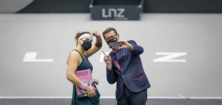 TENNIS - WTA, Tennis Damen Upper Austria Ladies Linz LINZ,AUSTRIA,15.NOV.20 - TENNIS - WTA Tour, Upper Austria Ladies Linz, final, award ceremony. Image shows Aryna Sabalenka (BLR). and economy county council Markus Achleitner. Keywords: trophy. GEPAxpictures xManfredxBinder