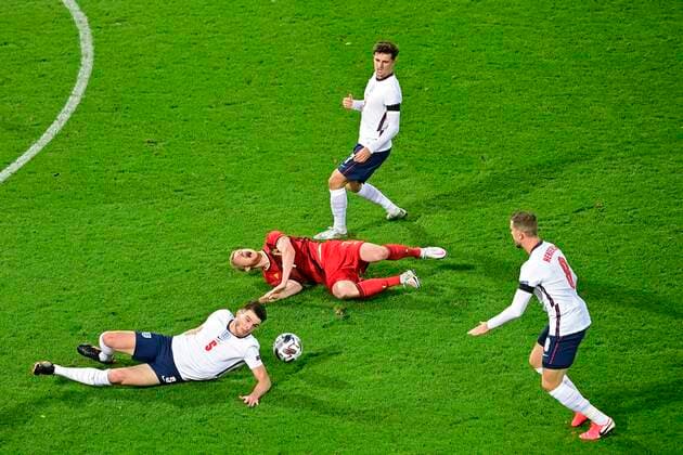 LEUVEN, BELGIUM - NOVEMBER 15 : Kevin De Bruyne forward of Belgium battles for the ball with Declan Rice midfielder of England, Mason Mount midfielder of England and Jordan Henderson midfielder of England during the UEFA Nations League match group stage final tournament - League A - Group 2 between Belgium and England on November 15, 2020 in Leuven, Belgium, 15 11 2020 ( Photo by Peter De Voecht Photonews FOOTBALL : UEFA Nations League - League A - Group 2 - Belgique vs Angleterre - 15 11 2020 PHOTONEWS PANORAMIC 