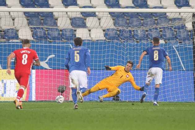 REGGIO EMILIA 15.11.2020 MECZ 5. KOLEJKA LIGA NARODOW GRUPA A1 SEZON 2020 21: WLOCHY - POLSKA --- 2020-21 UEFA NATIONS LEAGUE GROUP A1 FOOTBALL MATCH: ITALY - POLAND WOJCIECH SZCZESNY JORGINHO STRZELA GOLA FOT. PIOTR KUCZA FOTOPYK NEWSPIX.PL --- Newspix.pl  201115PYK0036