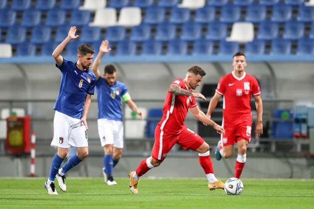 REGGIO EMILIA 15.11.2020 MECZ 5. KOLEJKA LIGA NARODOW GRUPA A1 SEZON 2020 21: WLOCHY - POLSKA --- 2020-21 UEFA NATIONS LEAGUE GROUP A1 FOOTBALL MATCH: ITALY - POLAND JORGINHO KAROL LINETTY FOT. PIOTR KUCZA FOTOPYK NEWSPIX.PL --- Newspix.pl  201115PYK0046