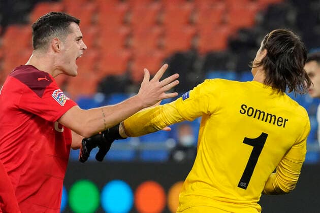 Granit Xhaka, re goalkeeper Yann Sommer, SUI, cheers, Switzerland Spain, Nations League, international, football, 14 11 2020