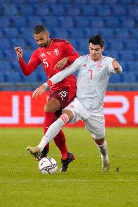 Djibril Sow, SUI, re Alvaro Morata, ESP, Switzerland Spain, Nations League, international, football, 14 11 2020