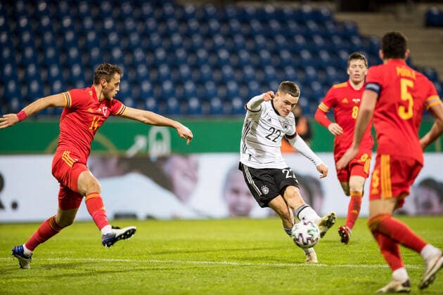 U21 European Championship Qualification Match Germany Wales 17 11 2020 Joe Cameron Lewis Wales, 14 , Florian Wirtz Germany, 22 U21 European Championship Qualification Match Germany Wales Eintracht Stadion Braunschweig UEFA REGULATIONS PROHIBIT ANY USE OF PHOTOGRAPHS AS IMAGE SEQUENCES AND OR QUASI VIDEO Copyright: xBEAUTIFULxSPORTS Wunderlx