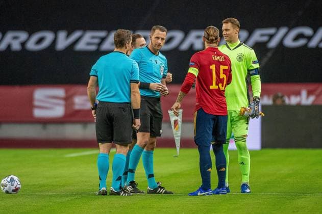 In the captain of the referees, CEF, Spain vs Germany, football, UEFA Nations League, season 2020 2021, 17 11 2020 CEF, Spain vs Germany, football, UEFA Nations League, season 2020 2021, 17 11 2020 Seville Copyright: xEibnerxPressefotox EP_EER