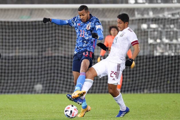 SOCCER - JPN vs MEX, test match GRAZ,AUSTRIA,17.NOV.20 - SOCCER - international match, Länderspiel, Nationalmannschaft Japan vs Mexico, test match. Image shows Musashi Suzuki (JPN) and Luis Romo (MEX). GEPAxpictures xChristianxWalgram