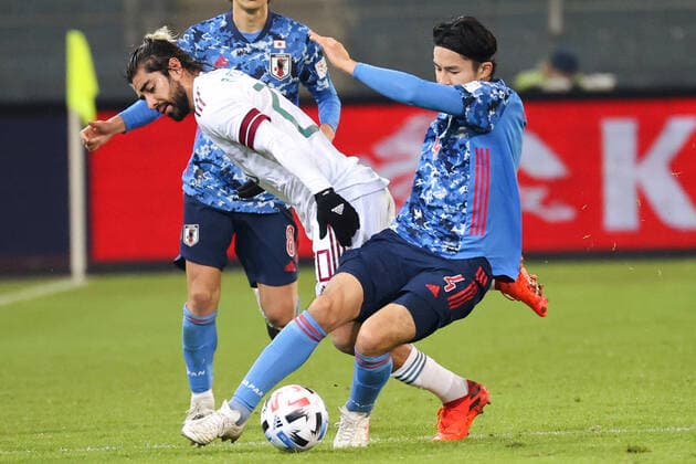 SOCCER - JPN vs MEX, test match GRAZ,AUSTRIA,17.NOV.20 - SOCCER - international match, Länderspiel, Nationalmannschaft Japan vs Mexico, test match. Image shows Rodolfo Pizarro (MEX) and Yuta Nakayama (JPN). GEPAxpictures xChristianxWalgram