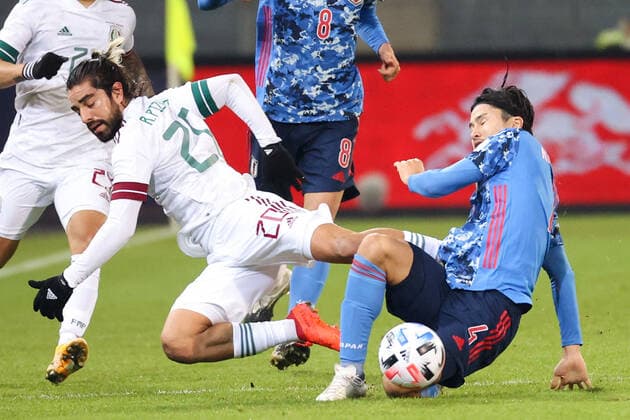 SOCCER - JPN vs MEX, test match GRAZ,AUSTRIA,17.NOV.20 - SOCCER - international match, Länderspiel, Nationalmannschaft Japan vs Mexico, test match. Image shows Rodolfo Pizarro (MEX) and Yuta Nakayama (JPN). GEPAxpictures xChristianxWalgram
