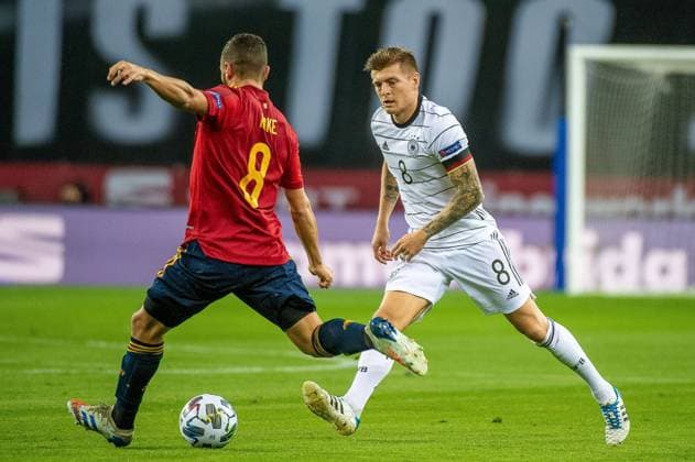 Im Koke (Spanien, 8), Toni Kroos (Deutschland, 08) GER, Spanien vs. Deutschland, Fussball, UEFA Nations League, Saison 2020 2021, 17.11.2020 GER, Spanien vs. Deutschland, Fussball, UEFA Nations League, Saison 2020 2021, 17.11.2020 Sevilla *** Im Koke Spain, 8 , Toni Kroos Germany, 08 GER, Spain vs Germany, football, UEFA Nations League, Season 2020 2021, 17 11 2020 GER, Spain vs Germany, football, UEFA Nations League, Season 2020 2021, 17 11 2020 Seville Copyright: xEibnerxPressefotox EP_EER