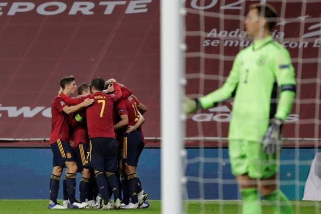 Spanish national soccer team players celebrate the 0-3 lead against Germany, during the UEFA Nations League soccer match, group 4, between Spain and Germany at La Cartuja Stadium in Sevilla, Spain, 17 November 2020. Spain - Germany !ACHTUNG: NUR REDAKTIONELLE NUTZUNG!  Copyright: xJulioxMUnozx GRAFCAT4622 20201117-637412462472482734