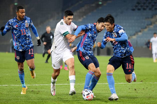 SOCCER - JPN vs MEX, test match GRAZ,AUSTRIA,17.NOV.20 - SOCCER - international match, Länderspiel, Nationalmannschaft Japan vs Mexico, test match. Image shows Musashi Suzuki (JPN), Raul Jimenez (MEX), Yuta Nakayama and Takehiro Tomiyasu (JPN). GEPAxpictures xChristianxWalgram