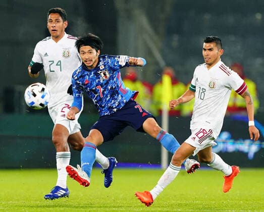 Football: Japan-Mexico int l friendly Gaku Shibasaki (7) of Japan, sandwiched between Mexico s Luis Romo (24) and Orbelin Pineda, kicks the ball during the first half of an International Friendly, Länderspiel, Nationalmannschaft on Nov. 17, 2020, in Graz, Austria. 