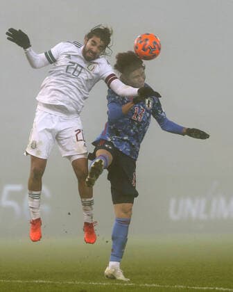 Football: Japan-Mexico int l friendly Rodolfo Pizarro (20) of Mexico and Kento Hashimoto of Japan vie for the ball during the second half of an International Friendly, Länderspiel, Nationalmannschaft on Nov. 17, 2020, in Graz, Austria. 