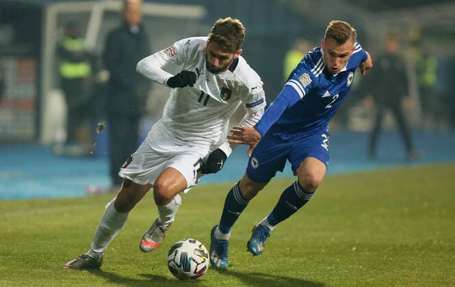 18.11.2020 Sarajevo Bosnia and Herzegodina-Italy Nations League men s football Domenico Berardi(L) Italy,Sinisa Sanicanin(R) Bosnia and Herzegovina :Str 