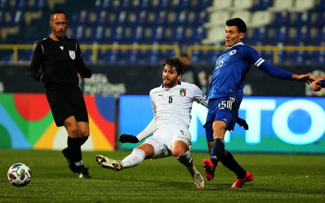 18.11.2020 Sarajevo Bosnia and Herzegodina-Italy Nations League men s football Manuel Locatelli(C) Italy,Josip Corluka(R) Bosnia and Herzegovina beside Artur Soares Dias(L) Portugal referee :Str 
